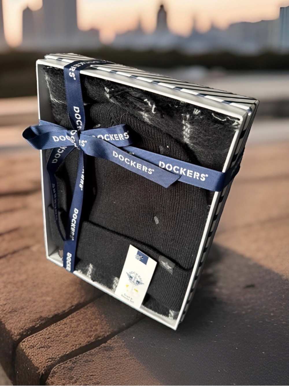 Dockers Men's Scarf and Beanie Gift Set. Black/ Grey. New In Gift Box.
